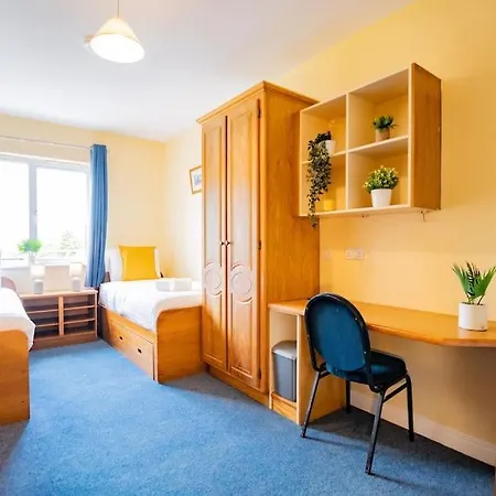 55 - Spacious Three Bed With Parking Appartement